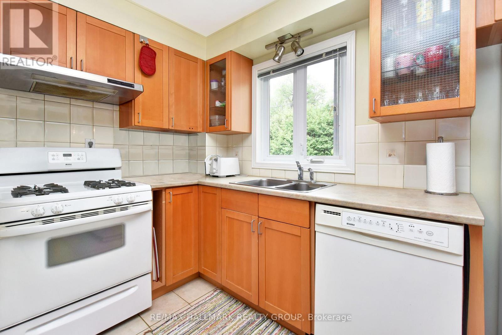 32 ARUNDEL AVENUE - 12