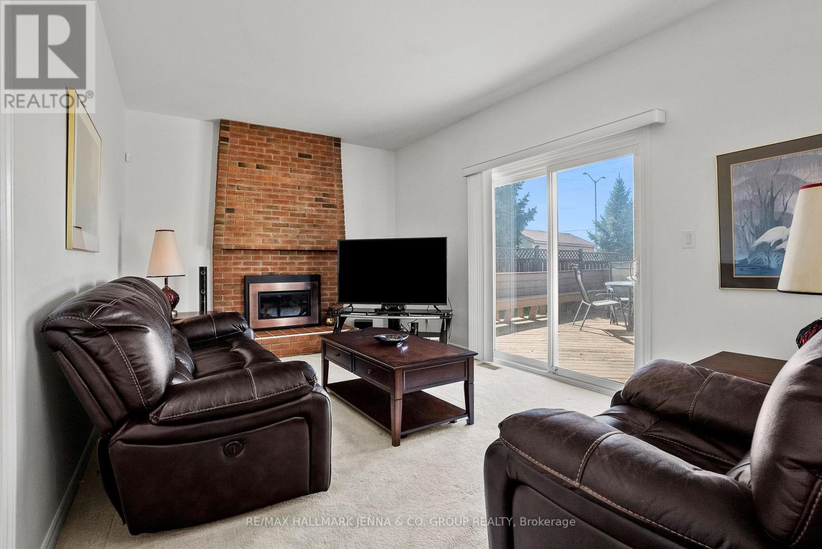 43 ELKE DRIVE - 15
