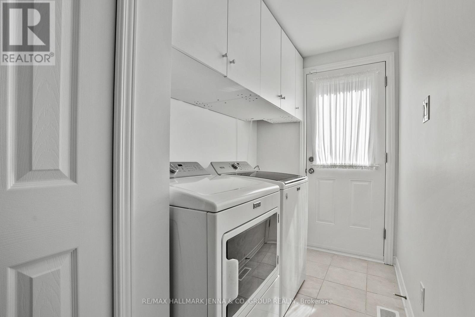 43 ELKE DRIVE - 18