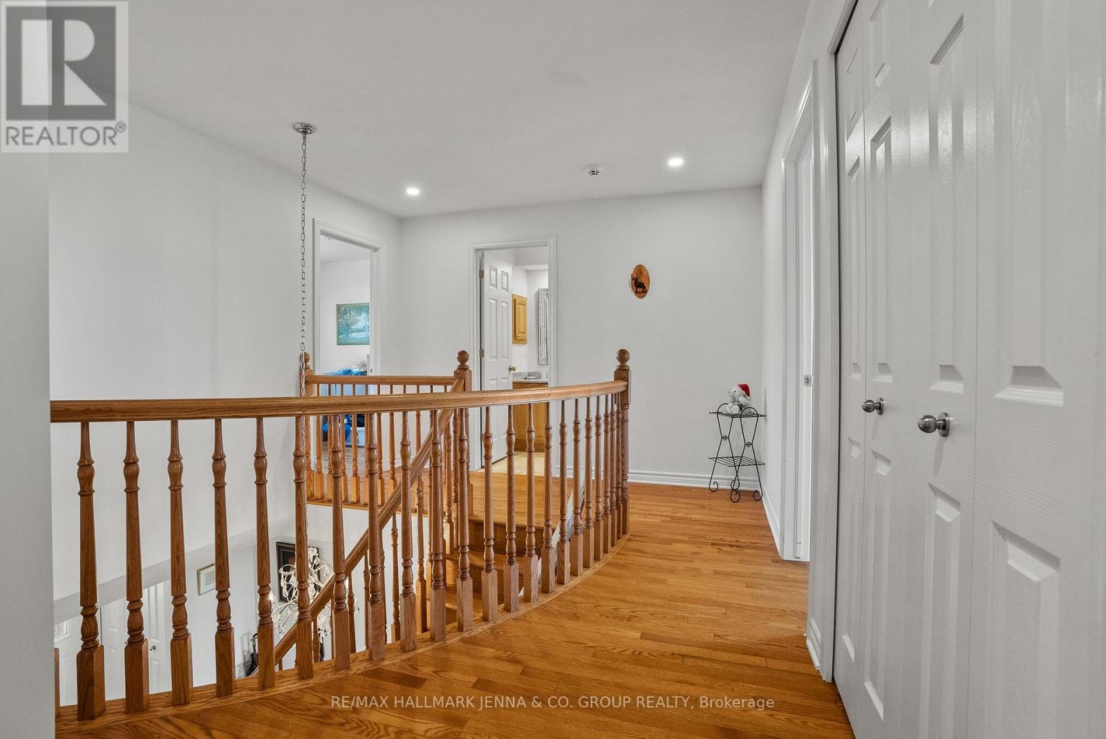 43 ELKE DRIVE - 19