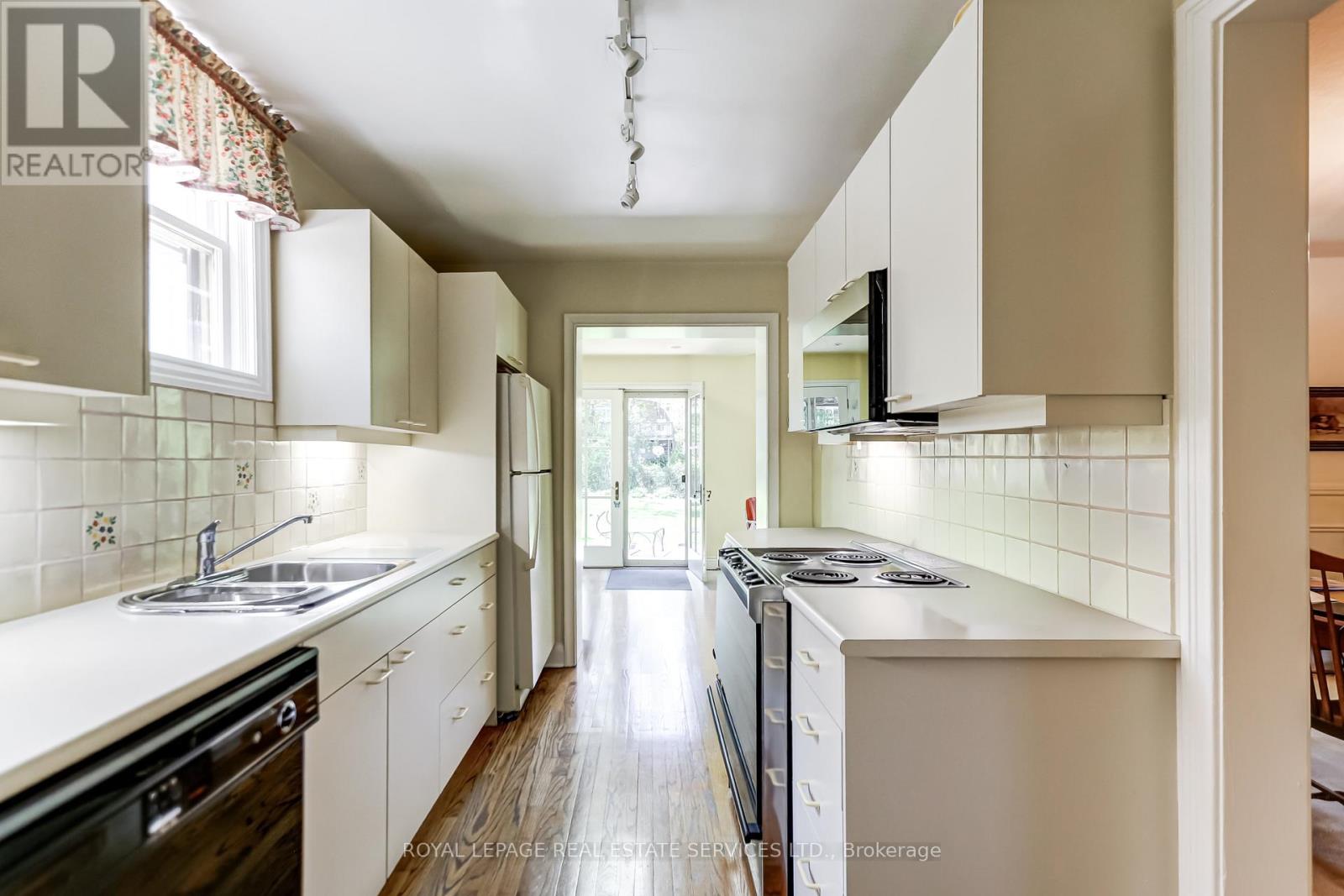 24 TANAGER AVENUE - 11