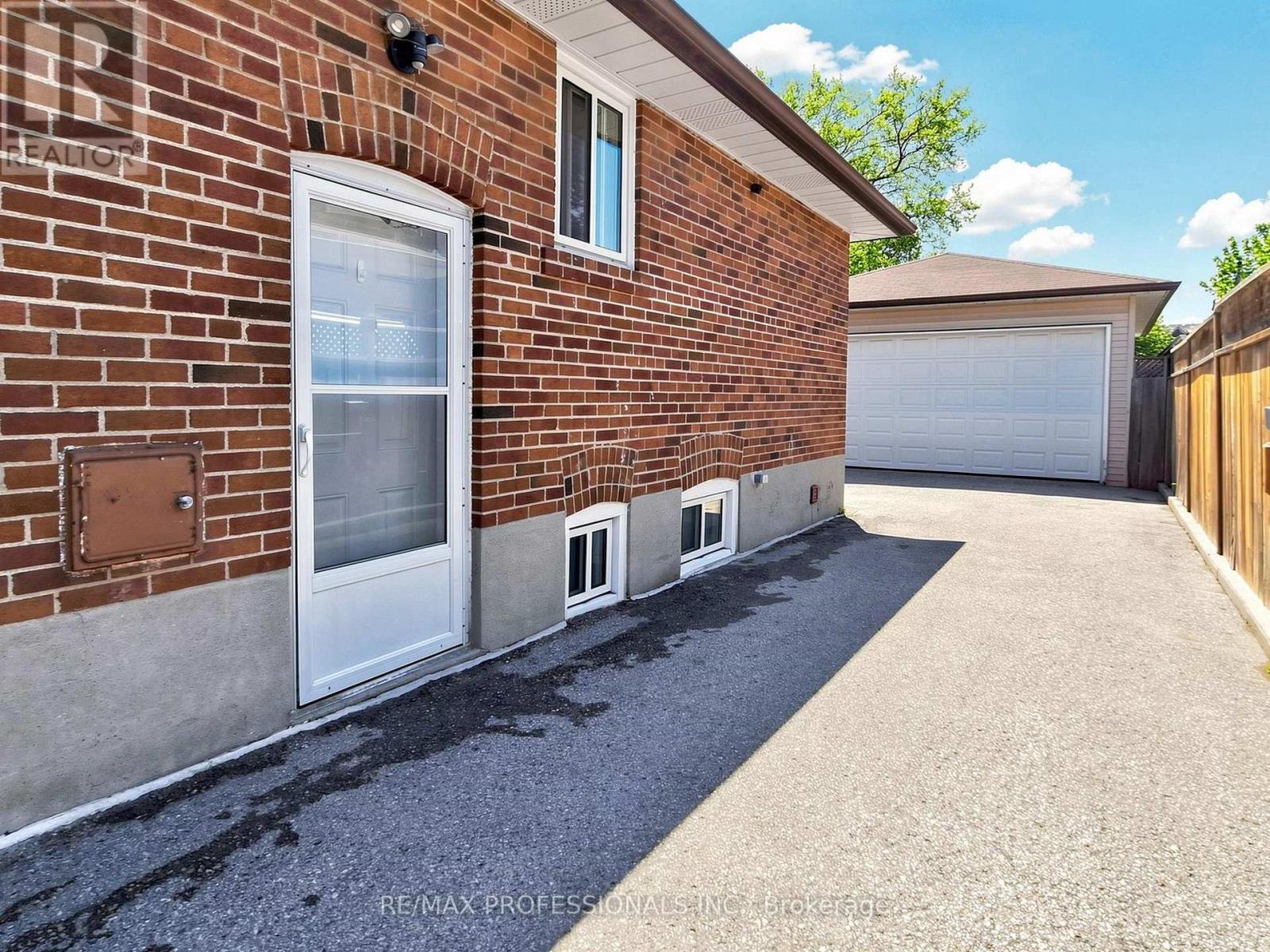 50 ELINOR AVENUE - 33