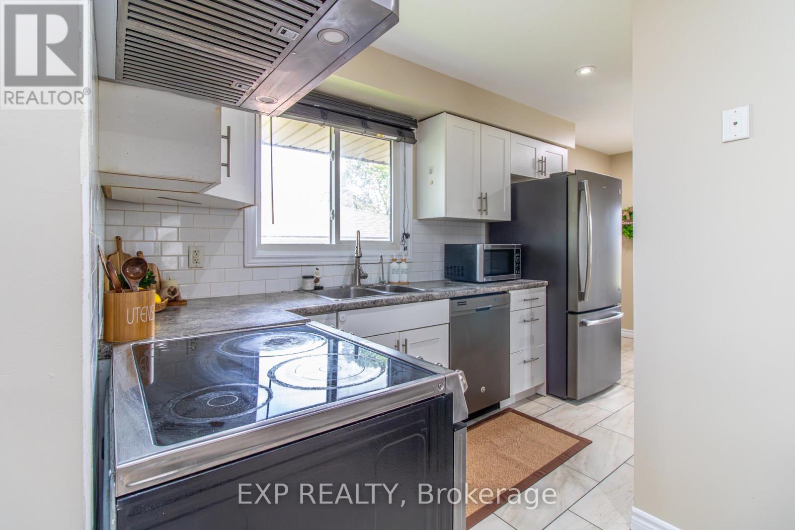 35 HILLSBOROUGH CRESCENT - 12