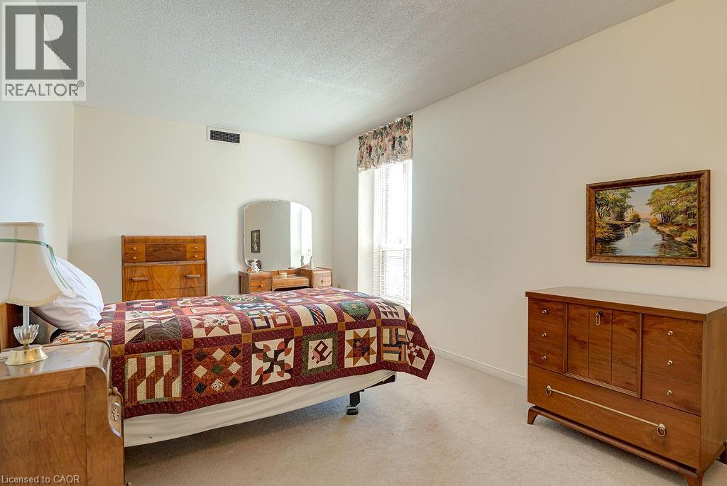#407 1414 KING Street E - 27