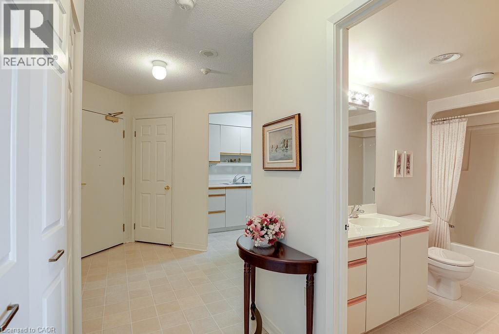 #407 1414 KING Street E - 28