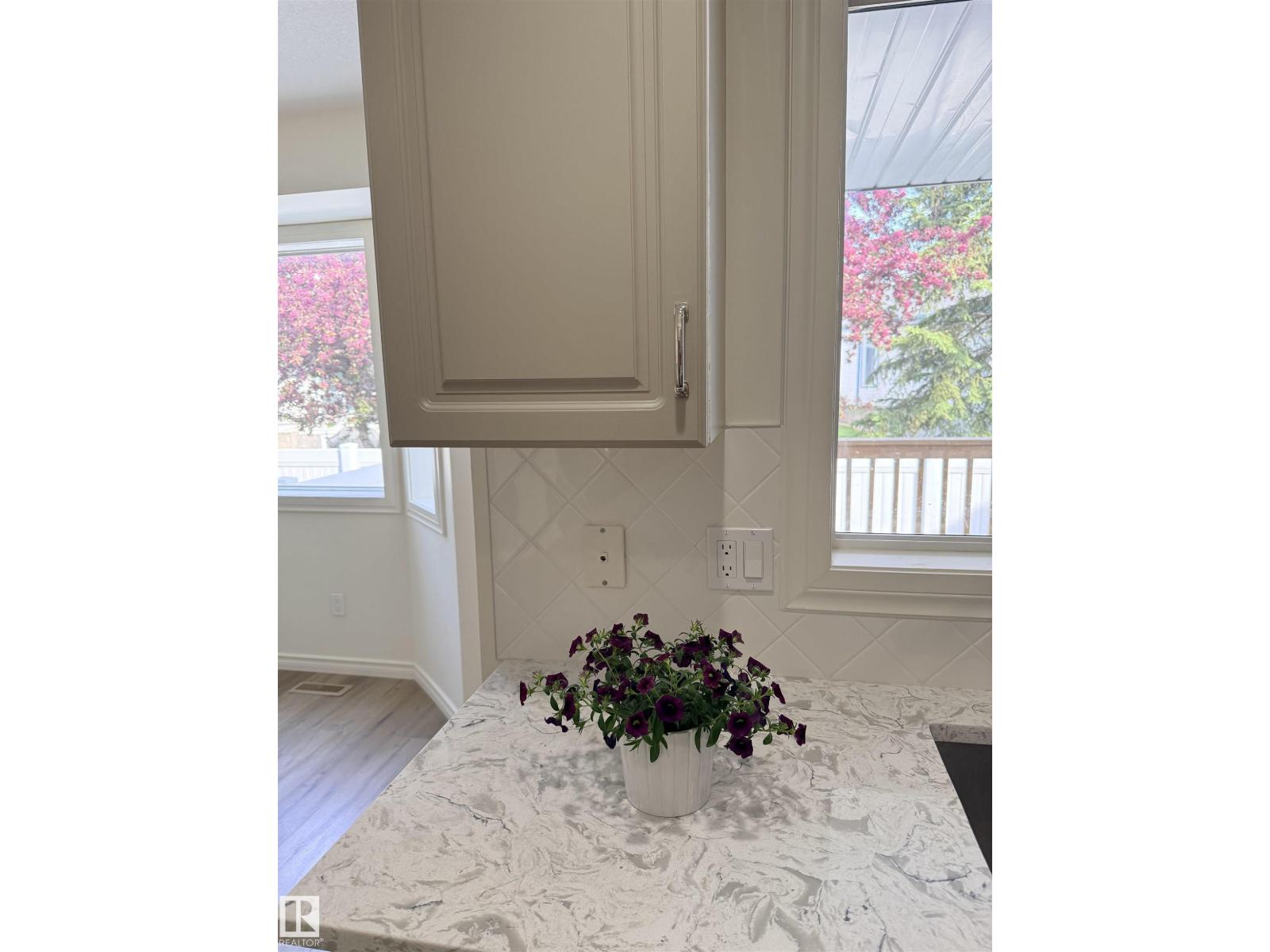#22 9703 174 ST NW NW - 11