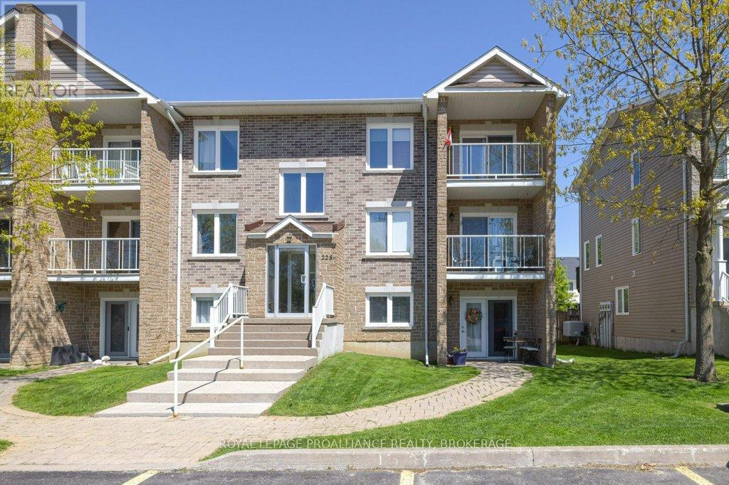 #2104 225 OAK STREET - 32