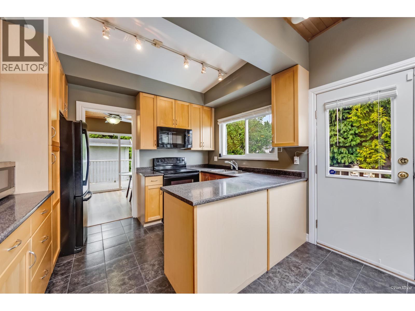 1066 BERNARD Place - photo 2