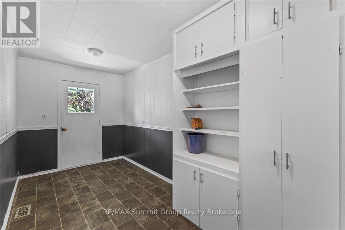 162 MAIN STREET E - 10