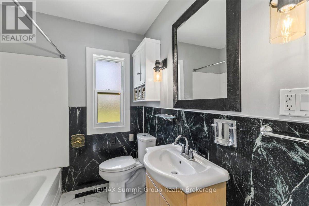 162 MAIN STREET E - 15