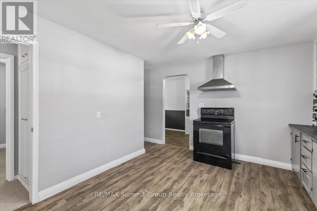 162 MAIN STREET E - 8