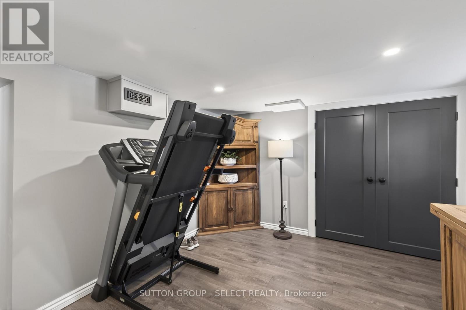 28 WELLINGTON STREET - 36