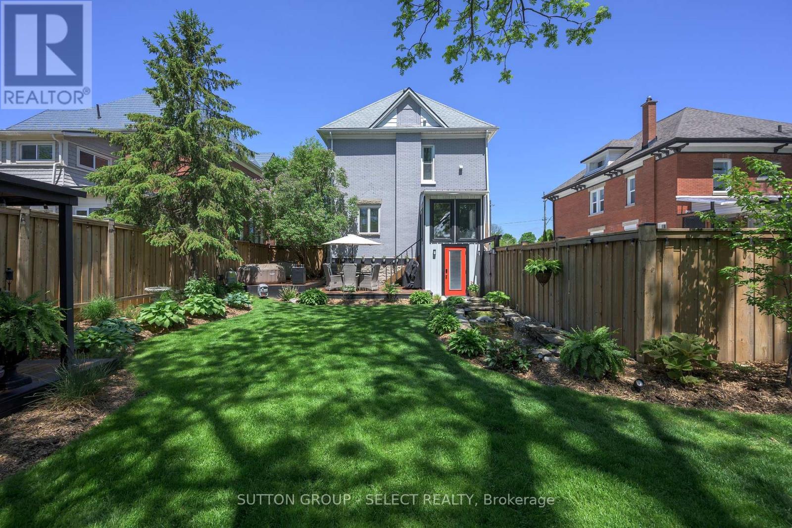 28 WELLINGTON STREET - 44
