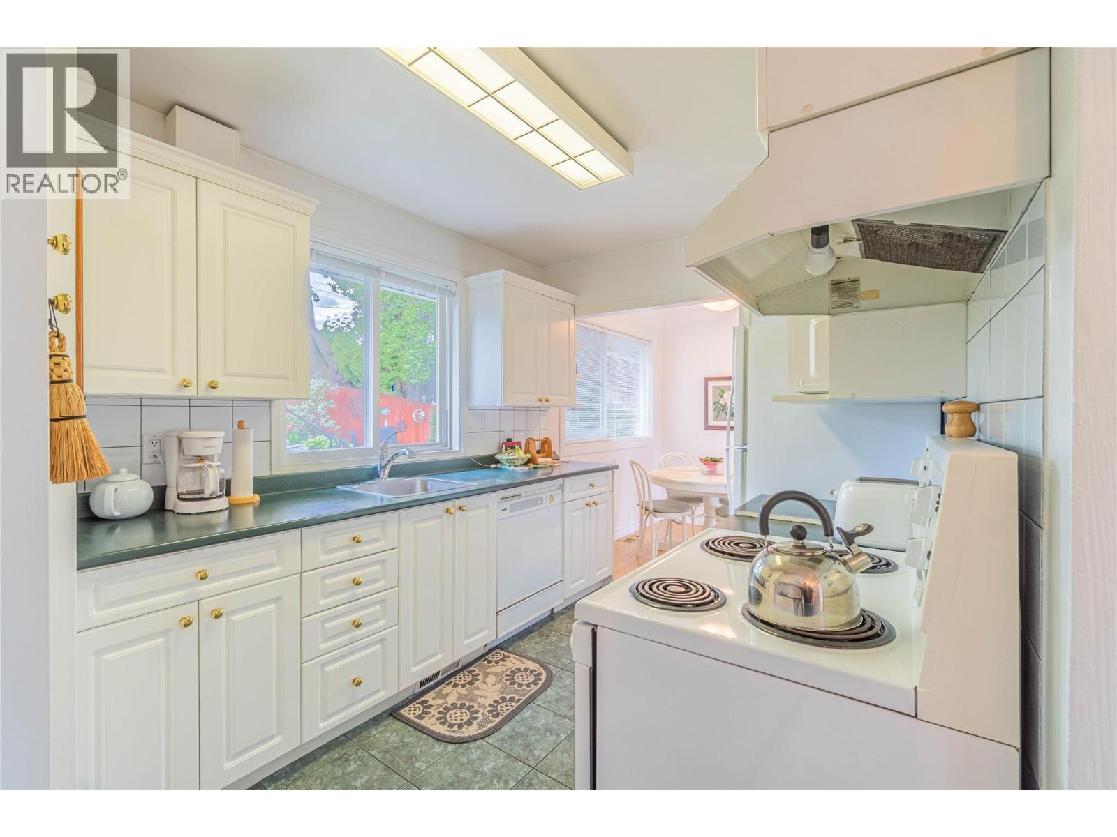718 FRASER Crescent - 8