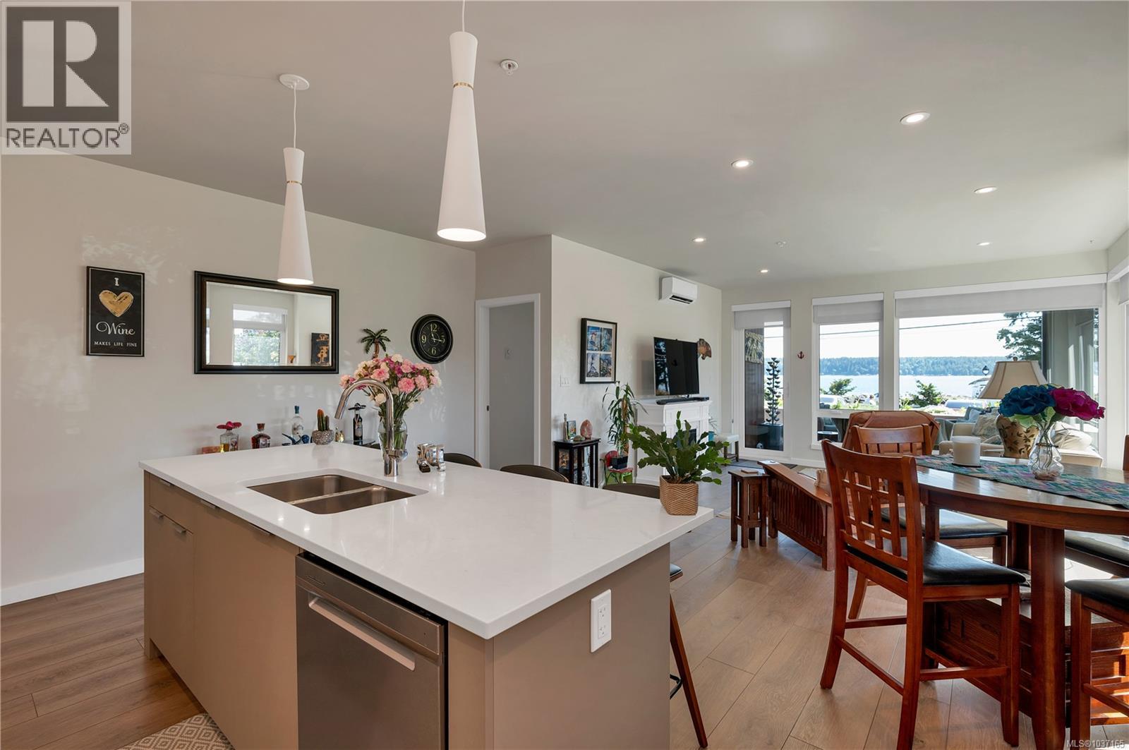 #102 684 Island Hwy S - 5