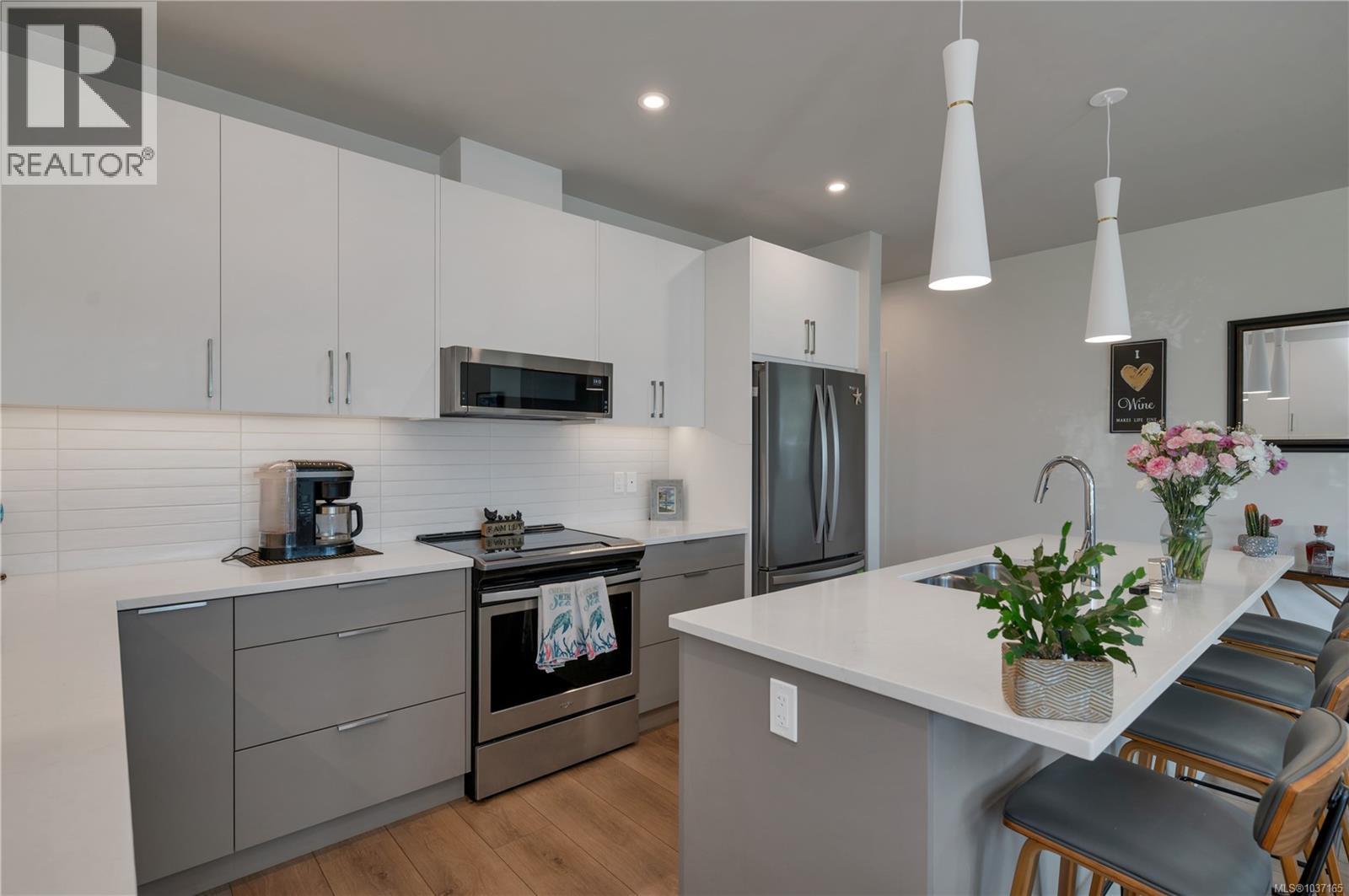 #102 684 Island Hwy S - 4