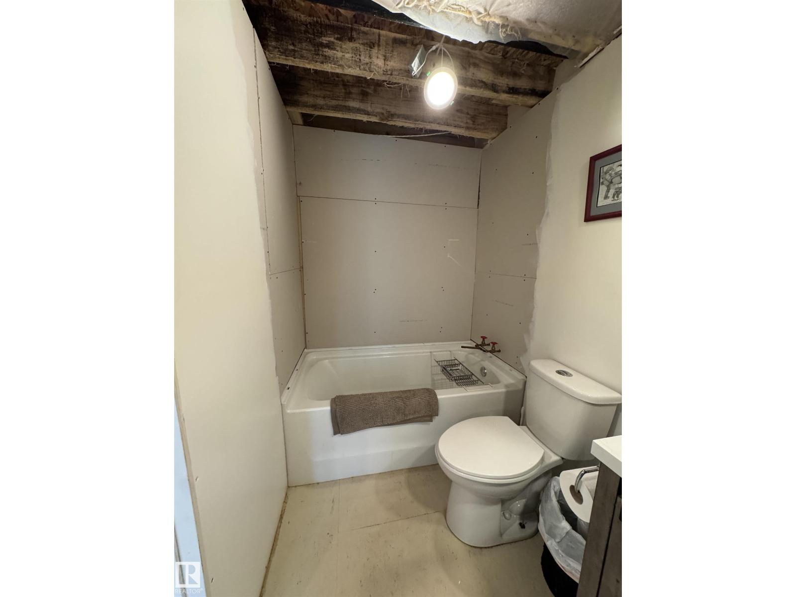 670070 HWY 44 - 40