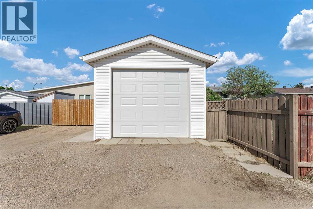 353 Ross Glen Drive SE — photo 49