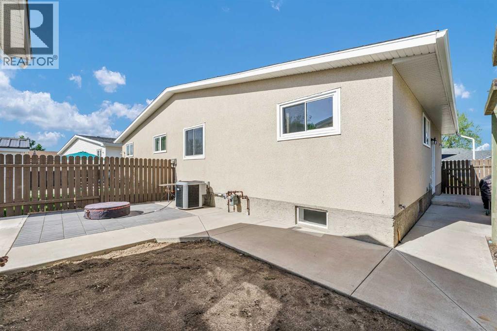 353 Ross Glen Drive SE — photo 42