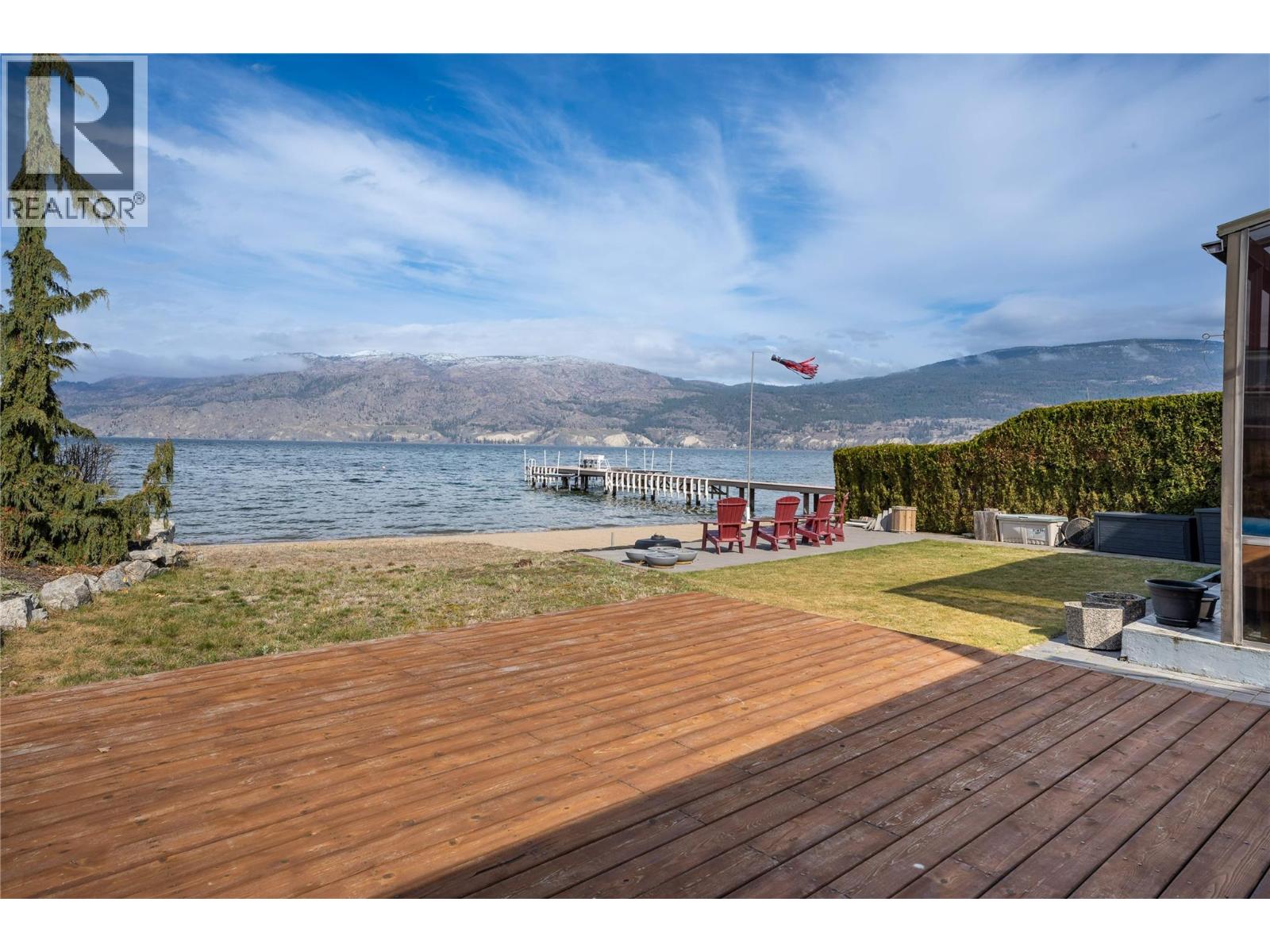  19279 Lakeshore Drive North, Summerland