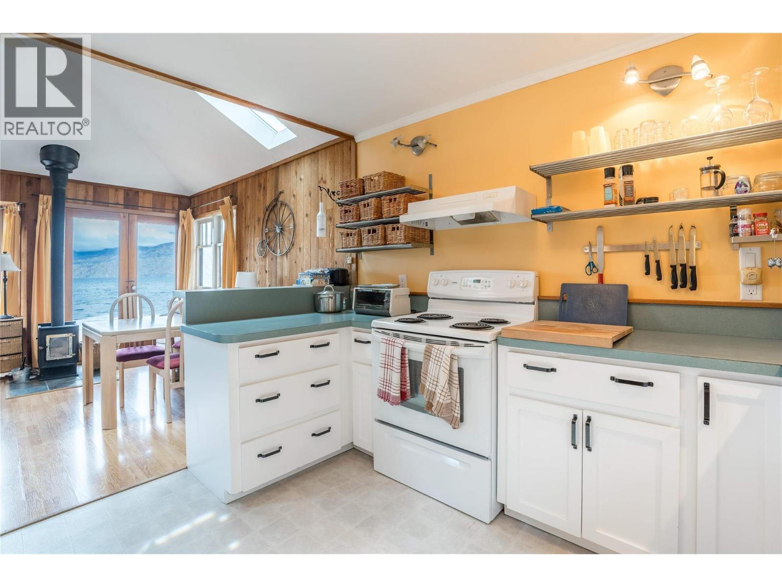  19279 Lakeshore Drive North, Summerland