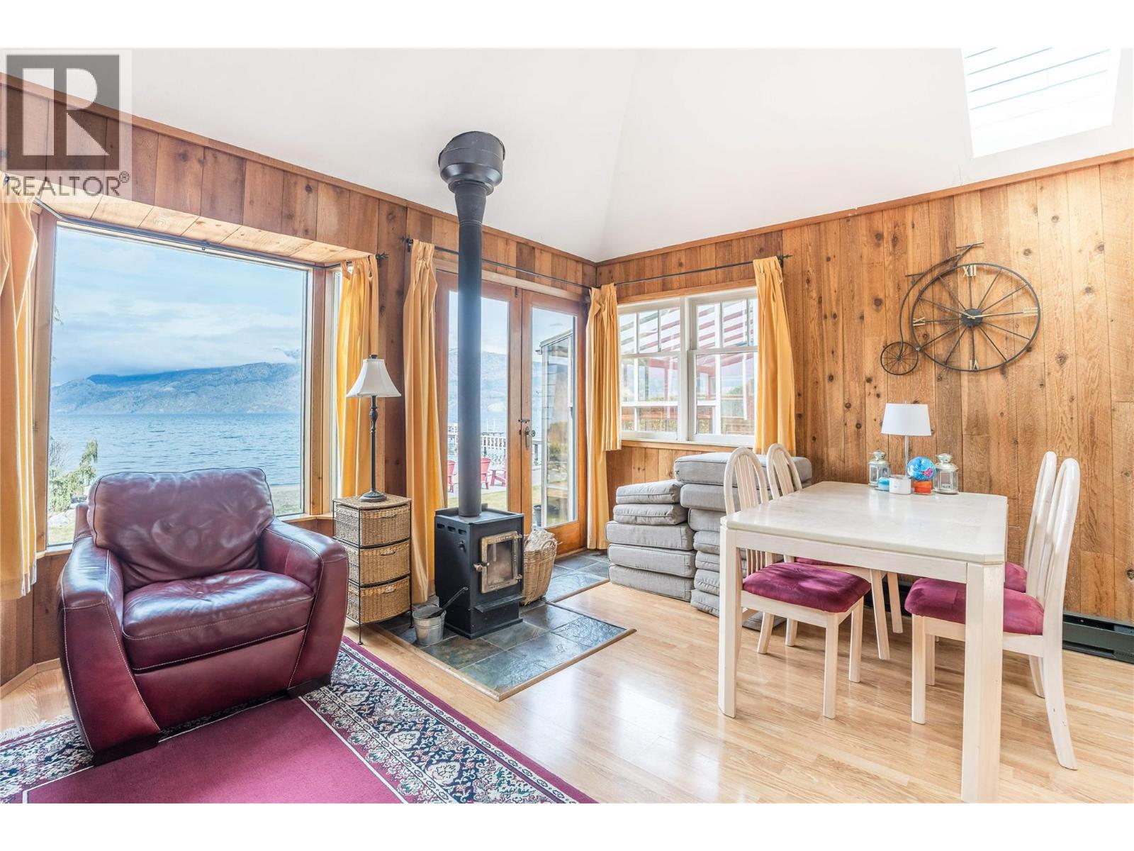  19279 Lakeshore Drive North, Summerland