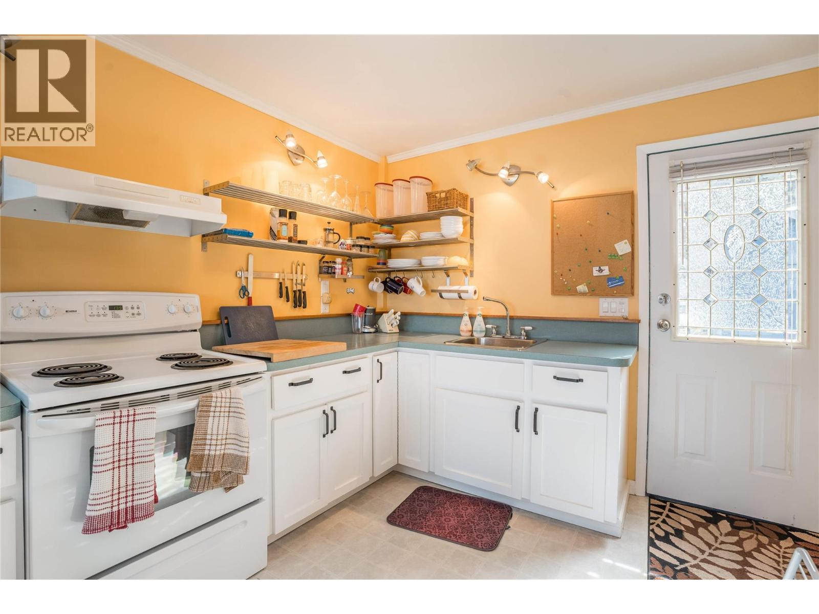  19279 Lakeshore Drive North, Summerland
