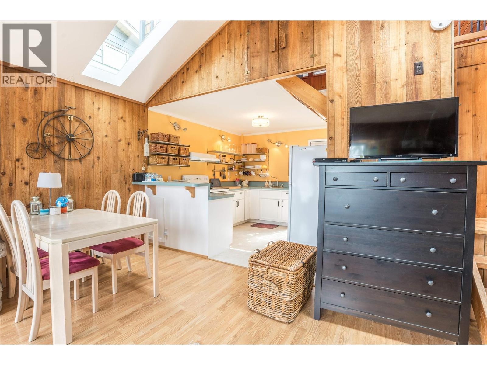  19279 Lakeshore Drive North, Summerland