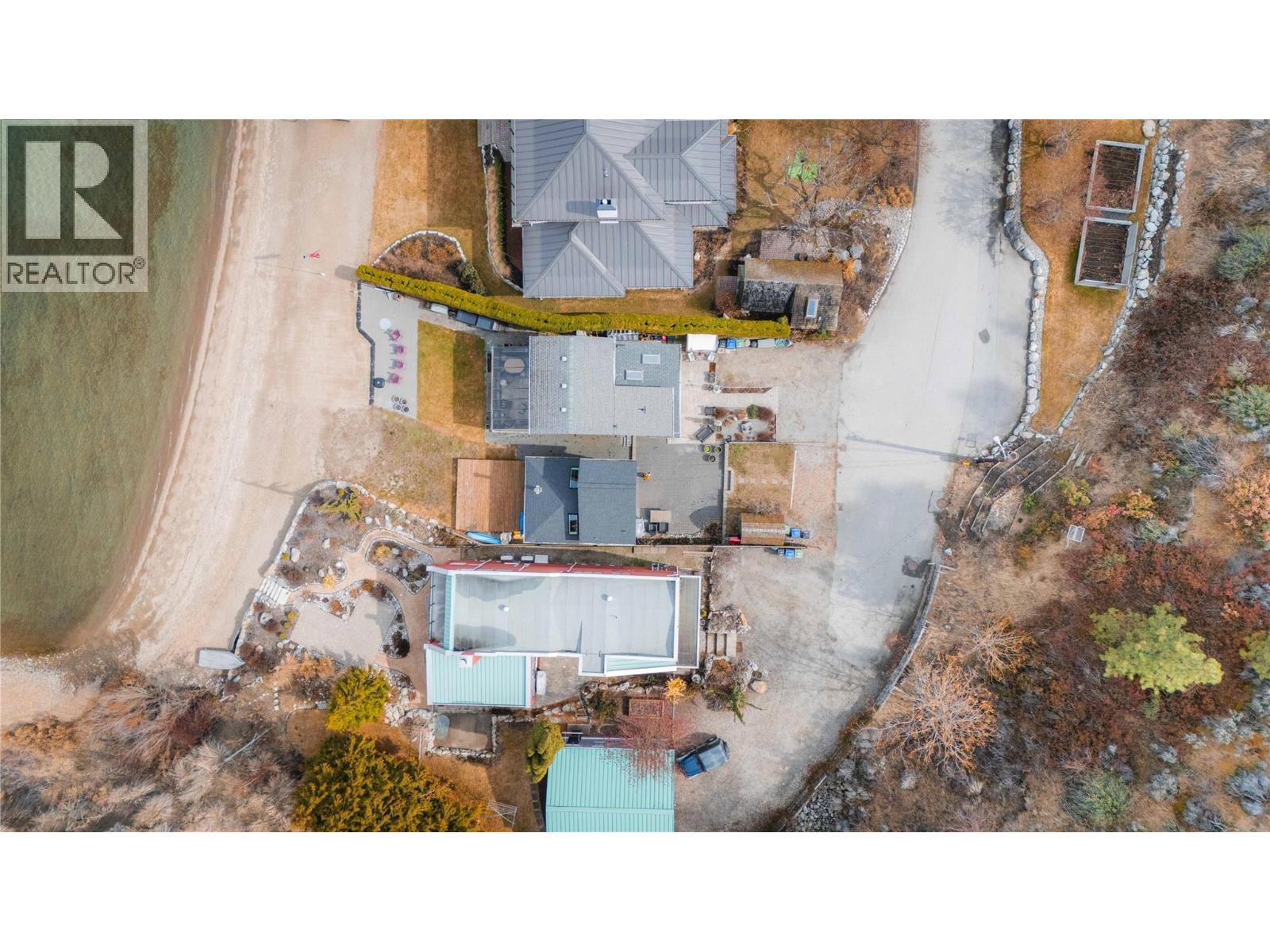  19279 Lakeshore Drive North, Summerland