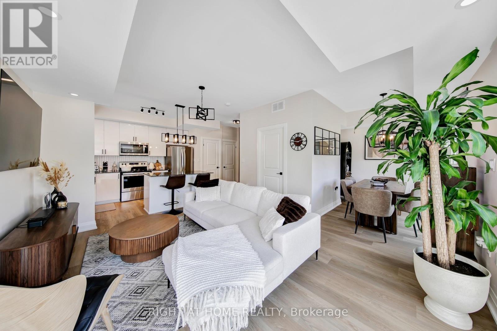 #F1103 32 COLES AVENUE - 13