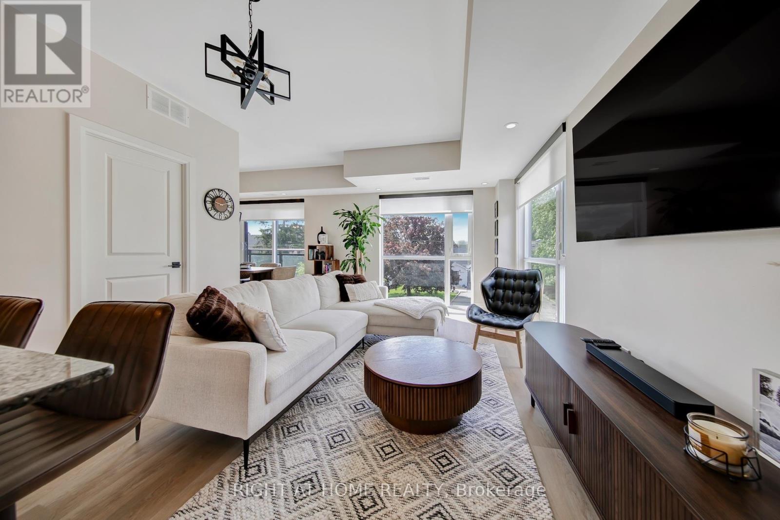 #F1103 32 COLES AVENUE - 15