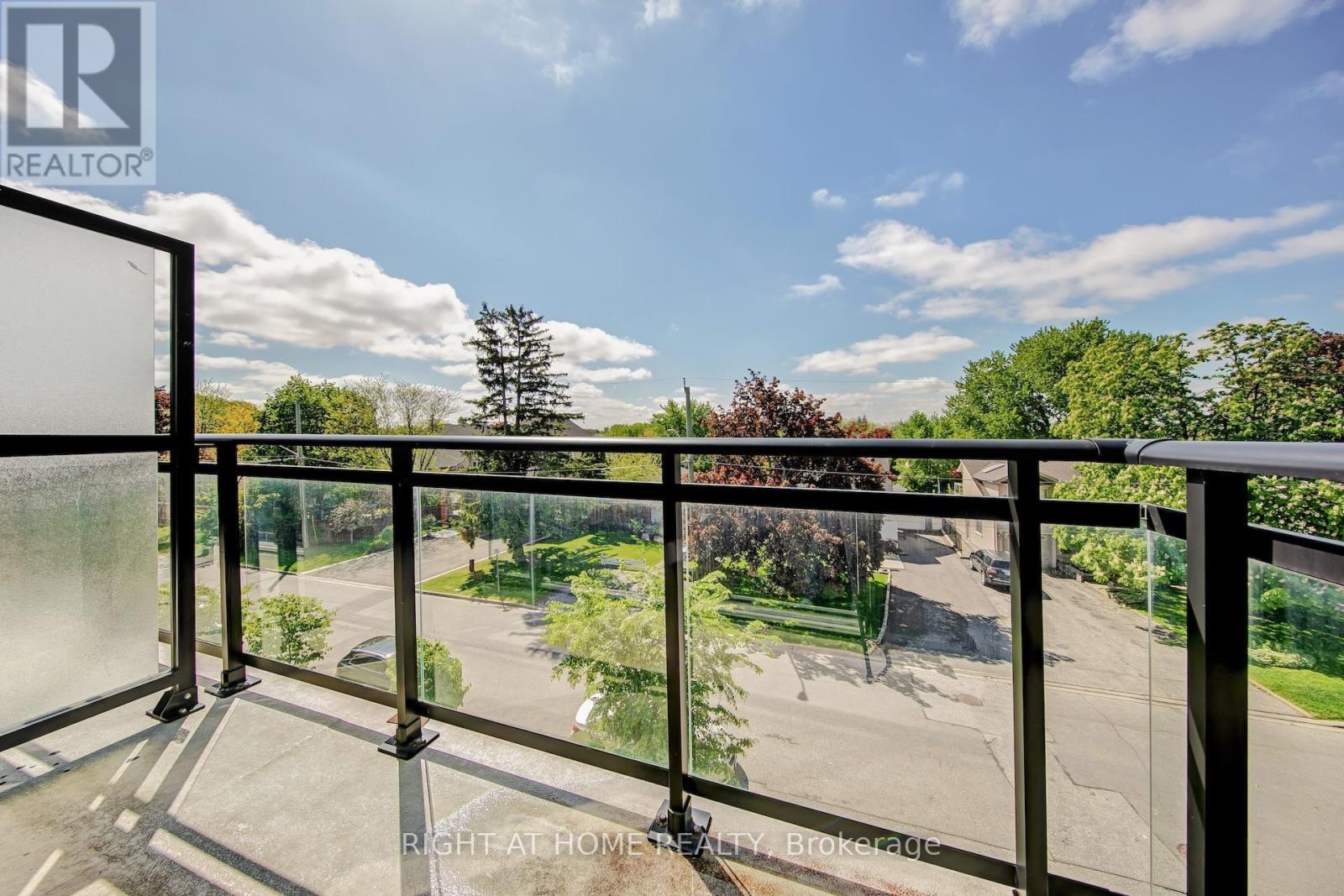 #F1103 32 COLES AVENUE - 20