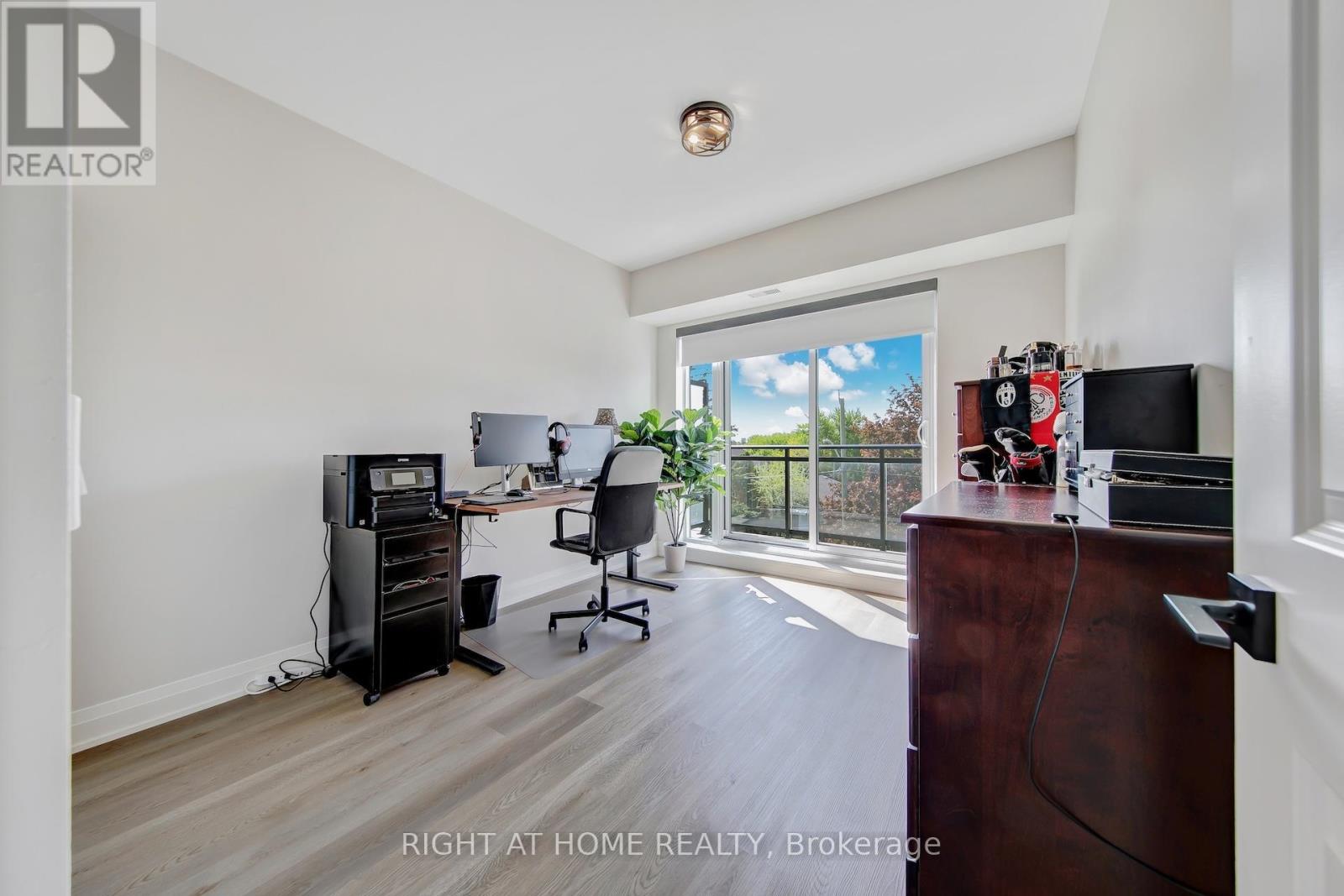 #F1103 32 COLES AVENUE - 24