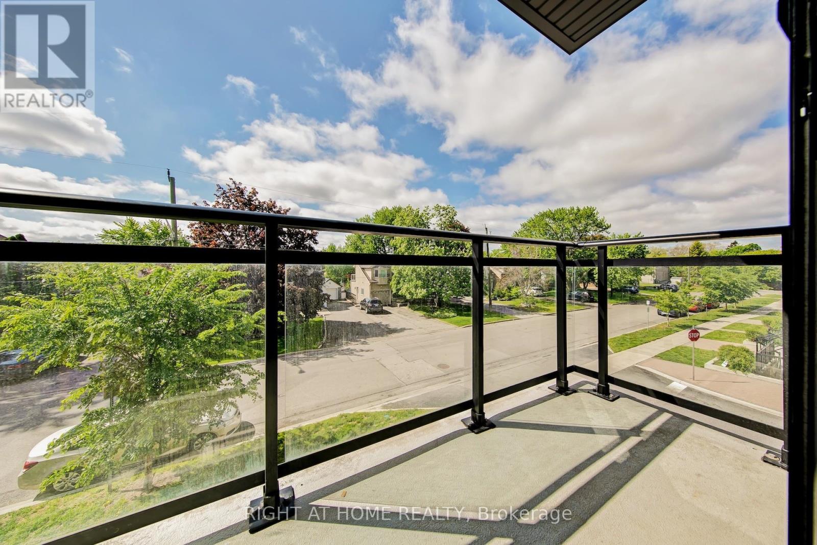 #F1103 32 COLES AVENUE - 25