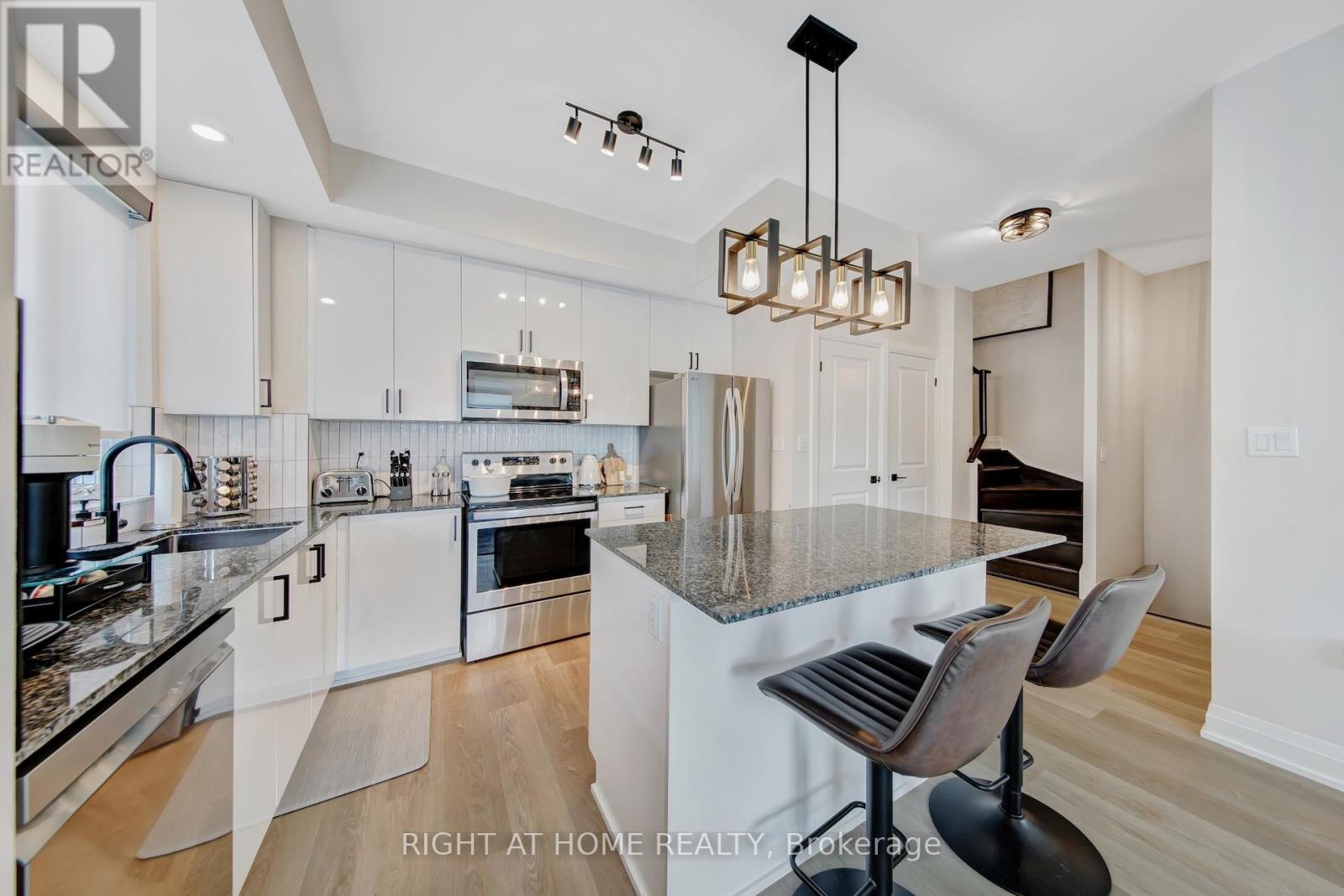 #F1103 32 COLES AVENUE - 8