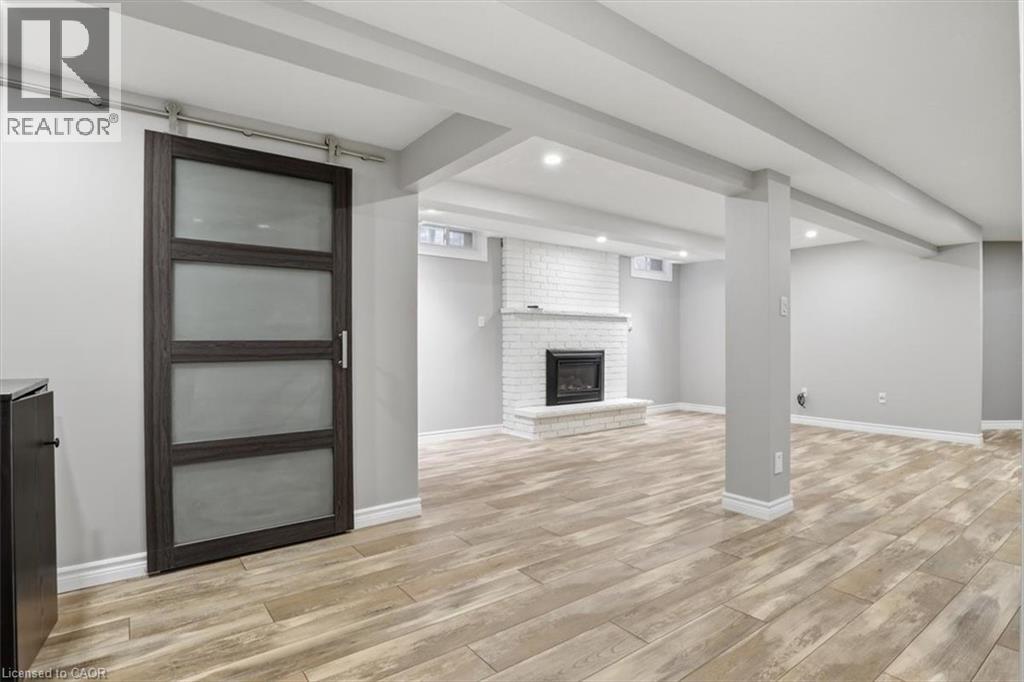 4 BREWSTER Place - 23