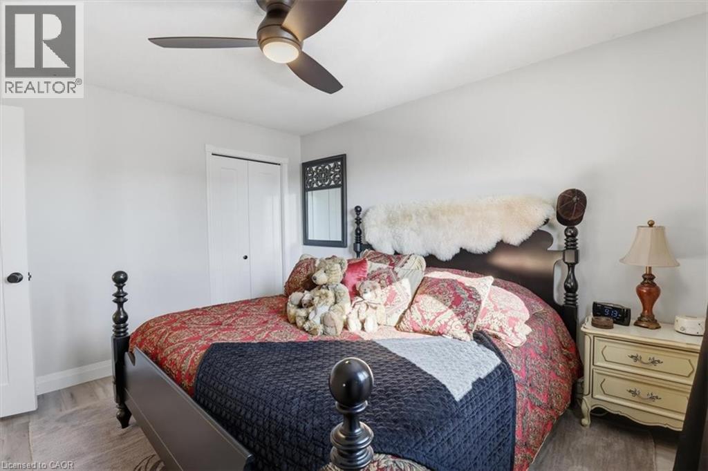 4 BREWSTER Place - 36
