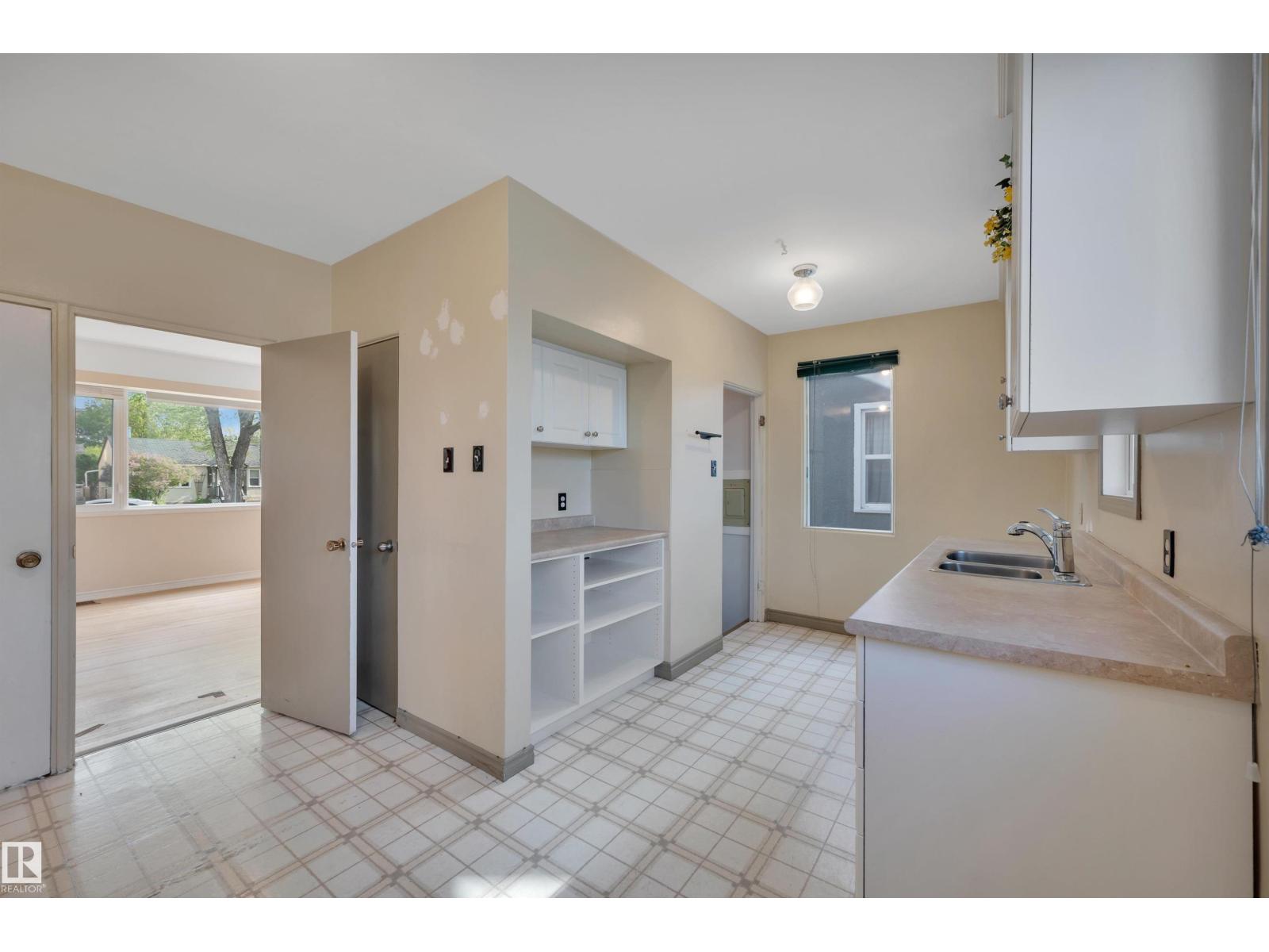 8155 79 AV NW - 11