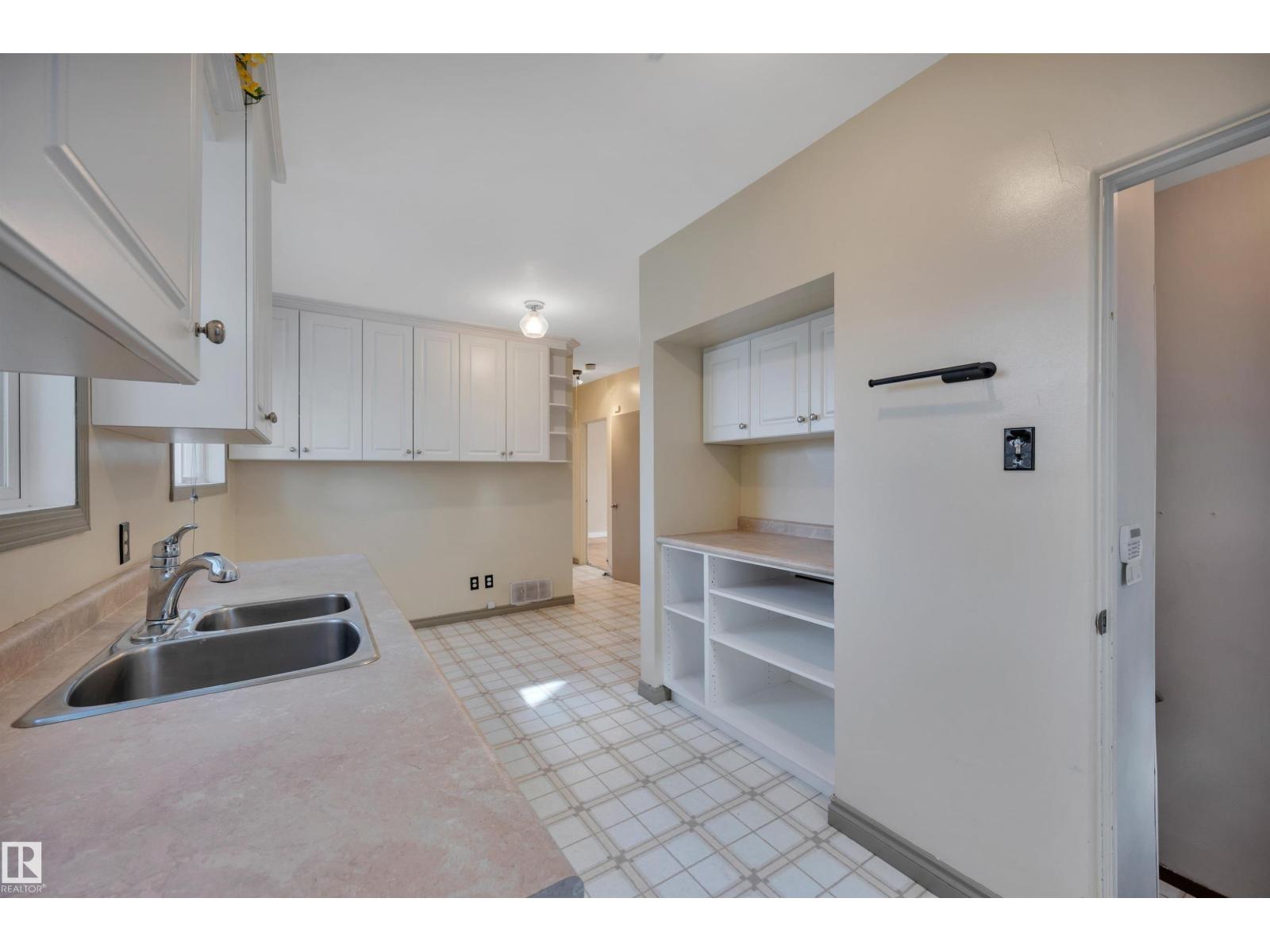 8155 79 AV NW - 13