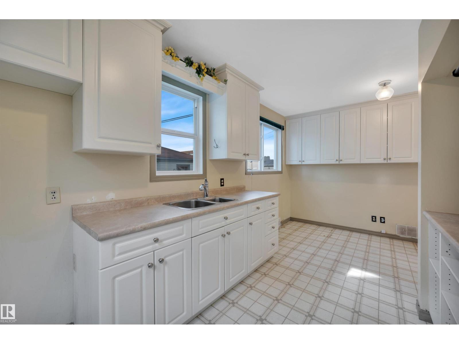 8155 79 AV NW - 14