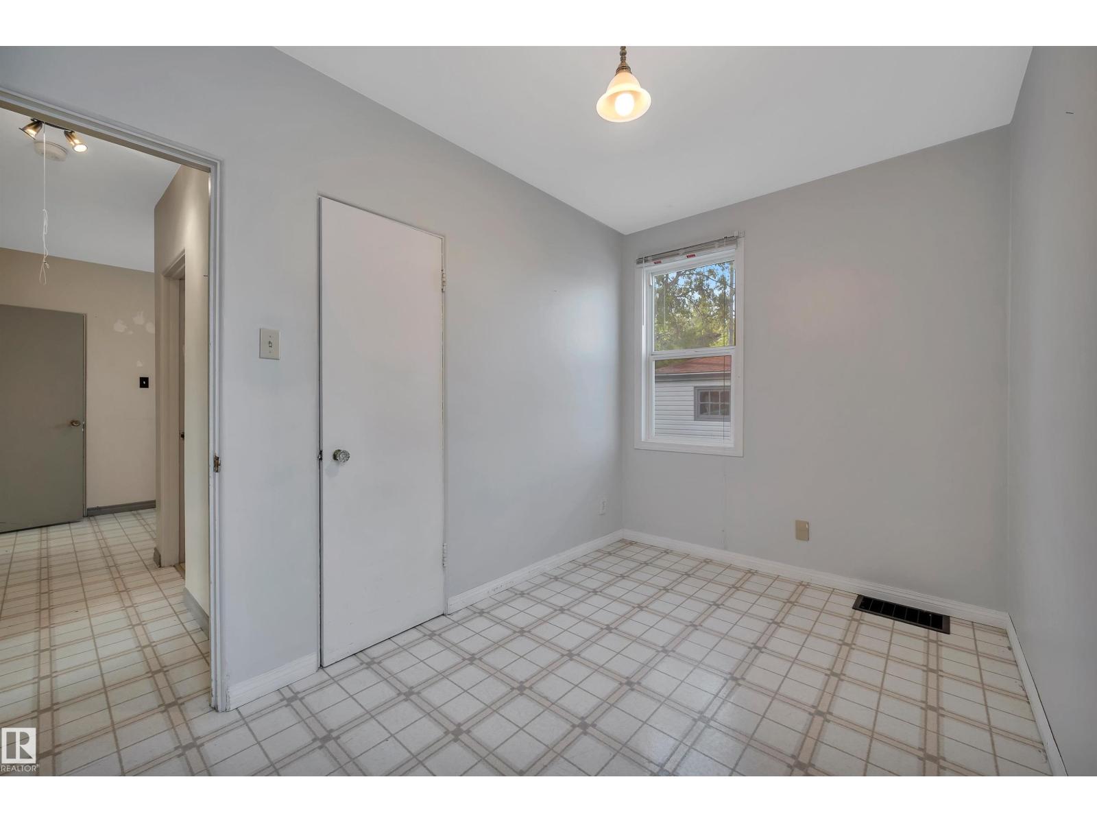 8155 79 AV NW - 16