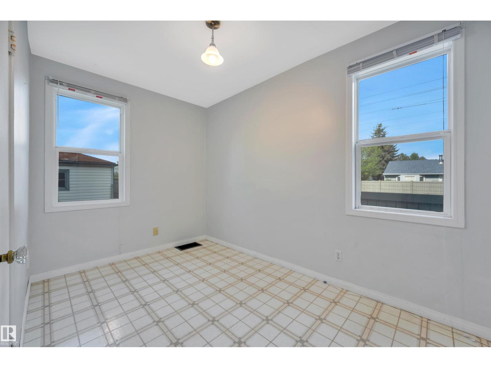 8155 79 AV NW - 15