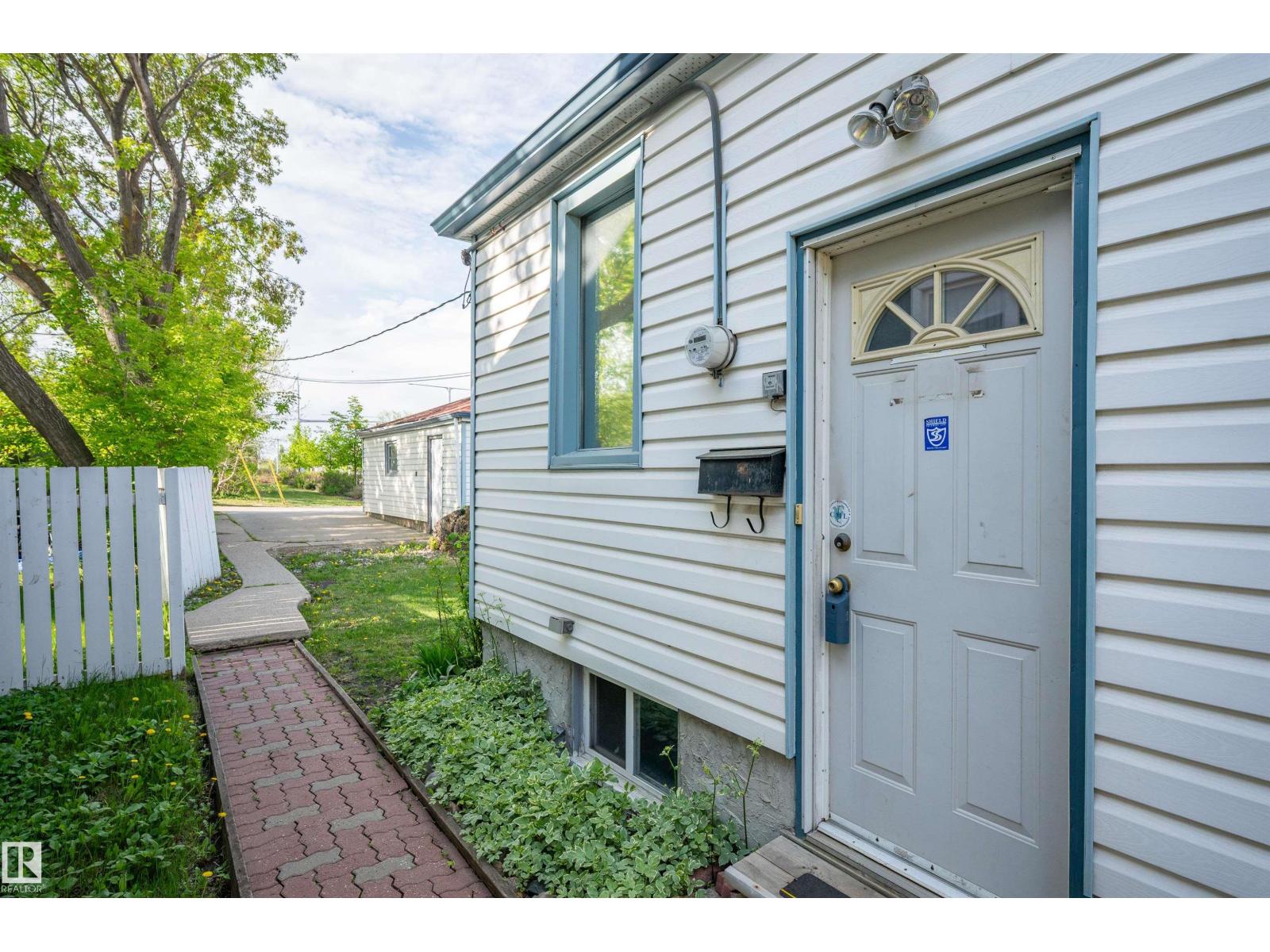 8155 79 AV NW - 26