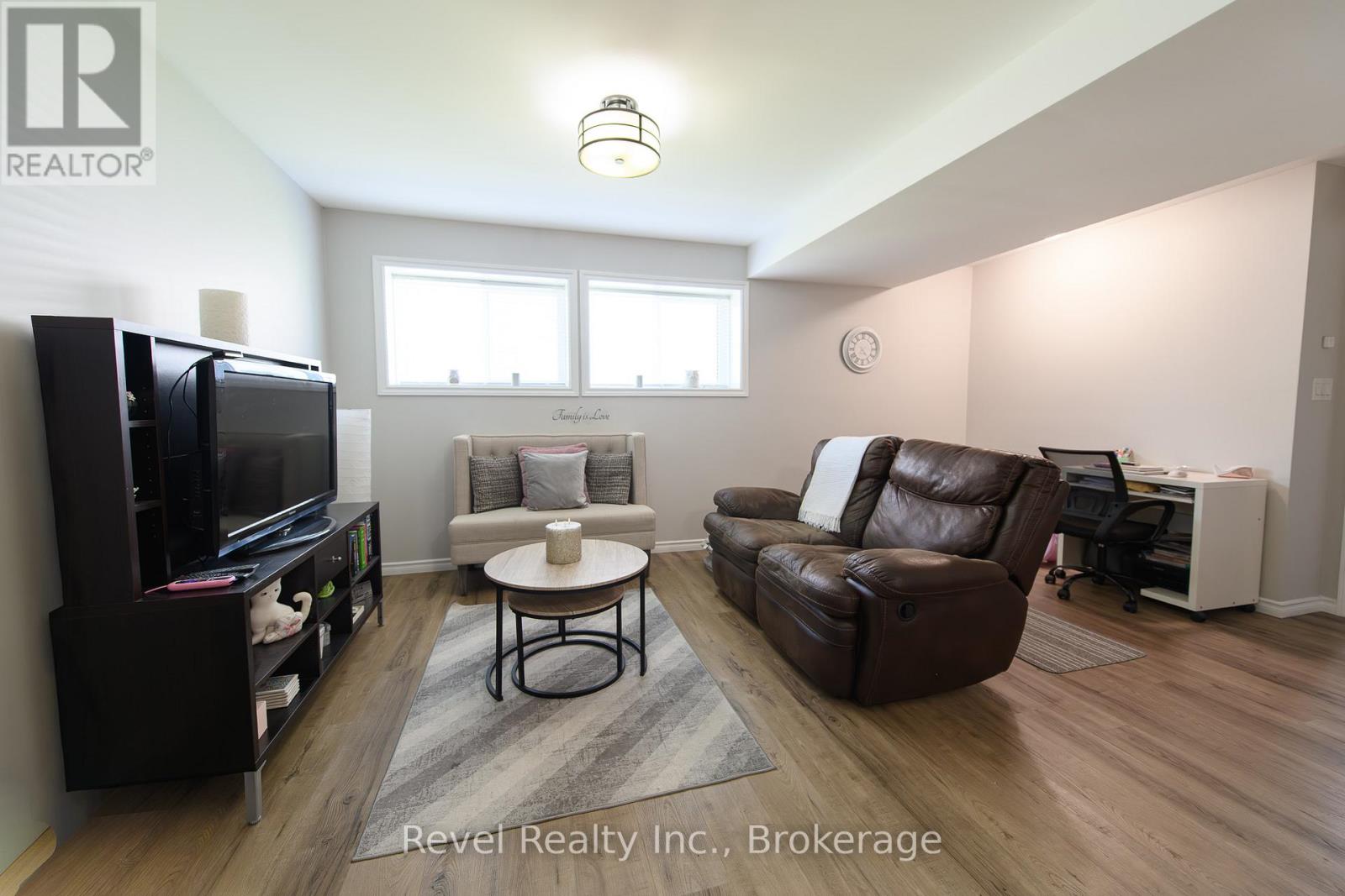 37 MARILYN AVENUE N - 33