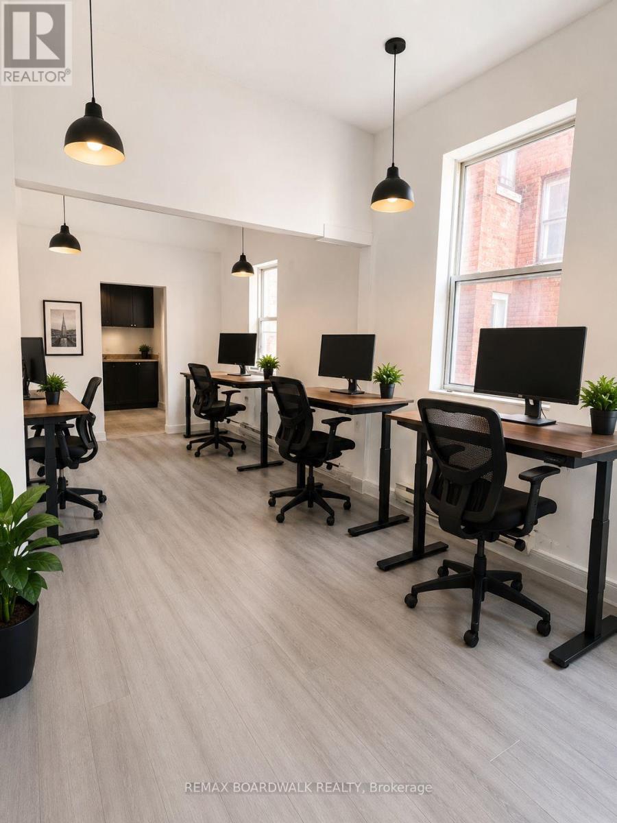 AI: Versatile open workspace ideal for coworking