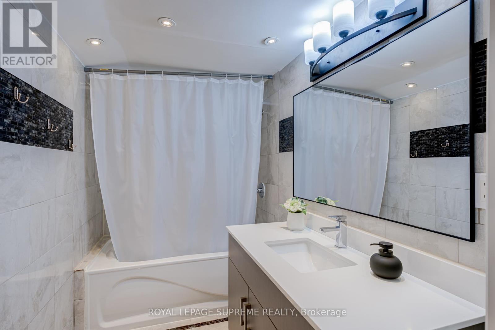 143 VOLTARIE CRESCENT - 35