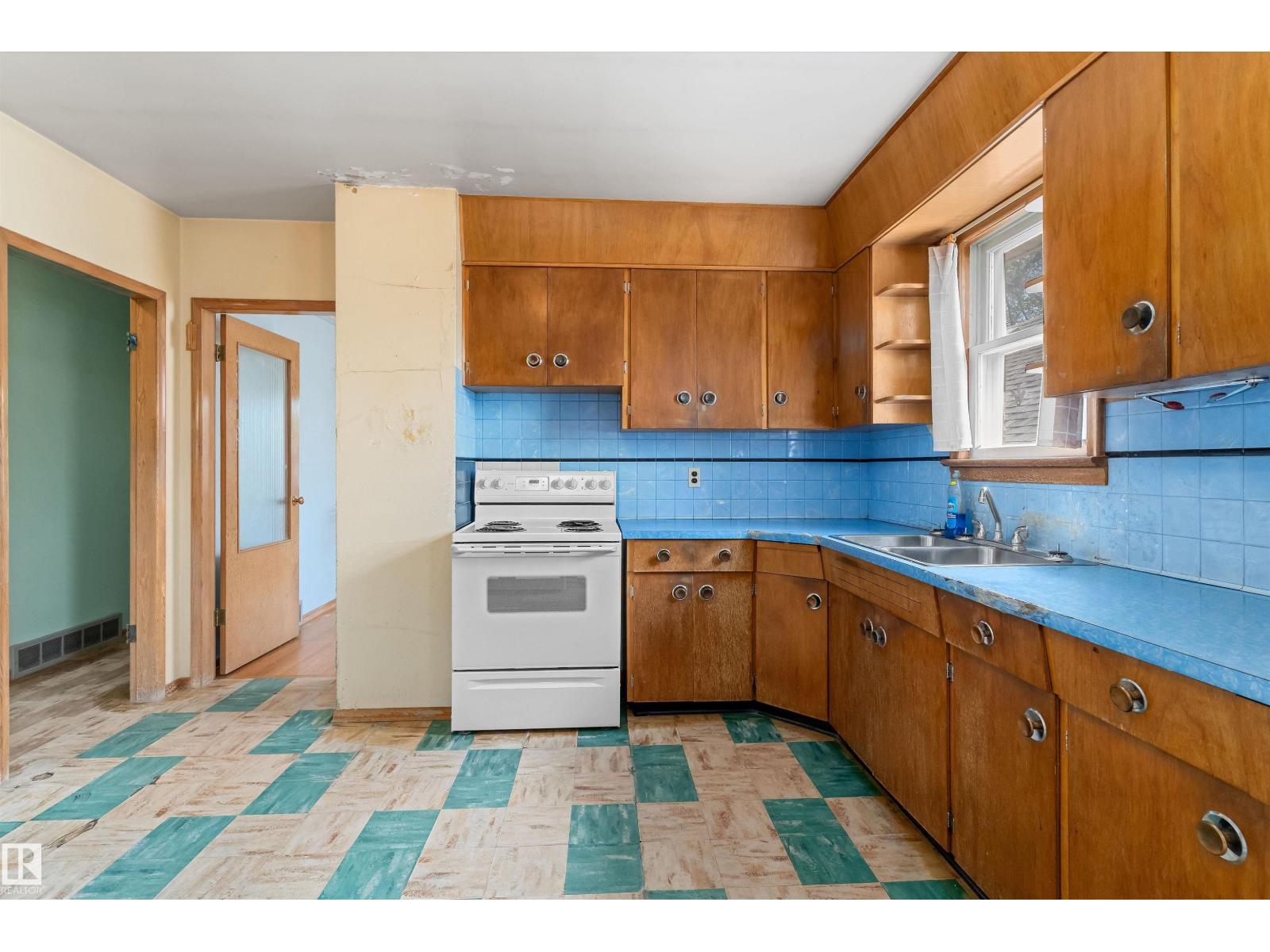 12764 118 ST NW - 10