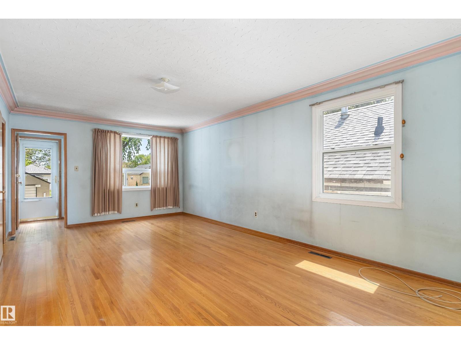 12764 118 ST NW - 6