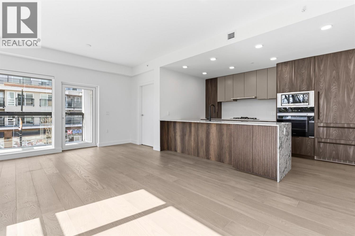 206 3590 39TH Avenue - main photo