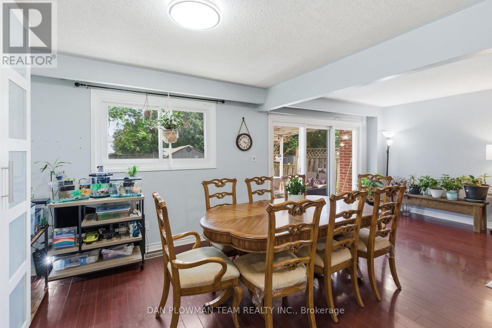 653 BERWICK CRESCENT - 10